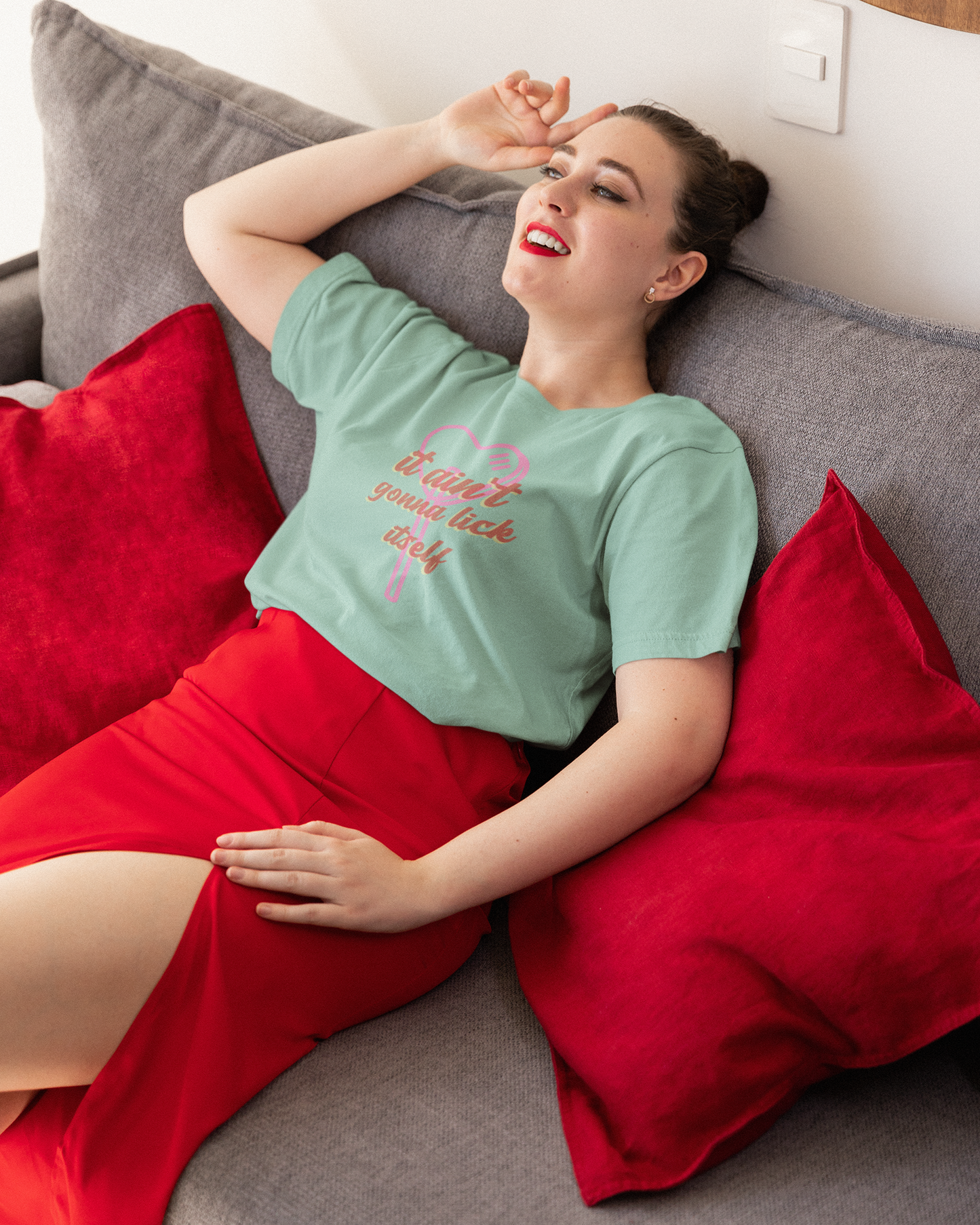 It ain't gonna lick itself - Women's T-shirt