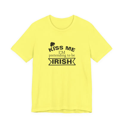 Kiss Me, I'm Pretending to be Irish - Men's T-shirt